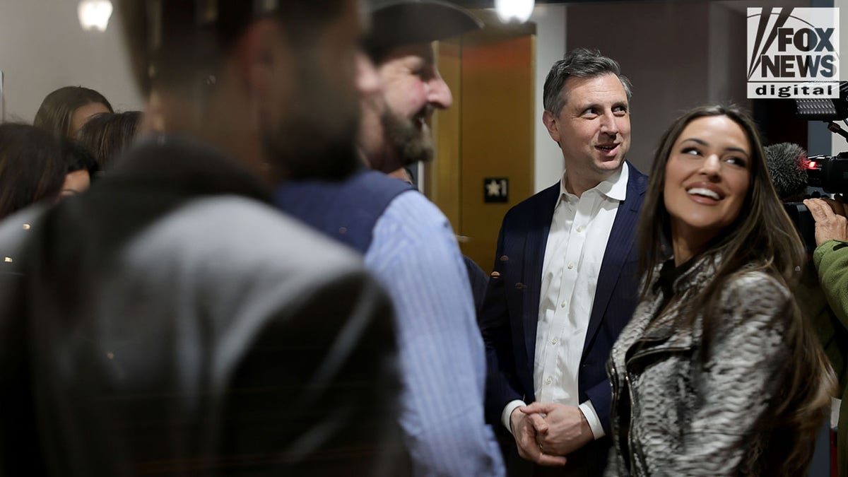 Seth Magaziner falando em um evento Real Housewives of Rhode Island.