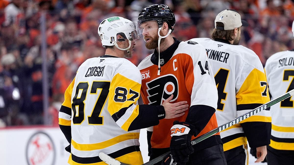 Sidney Crosby e Sean Couturier si stringono la mano sulla pista di pattinaggio