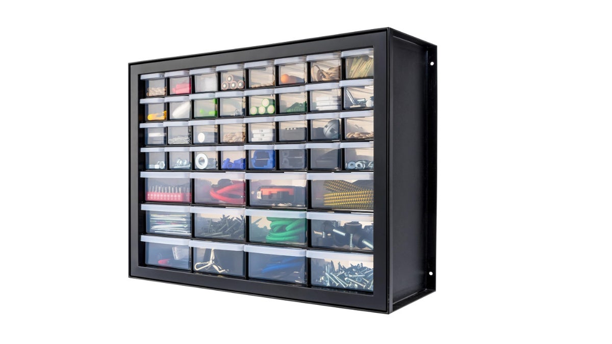 Evite a recompra constante de parafusos, porcas e pernos com um conjunto de gavetas para peças pequenas. 