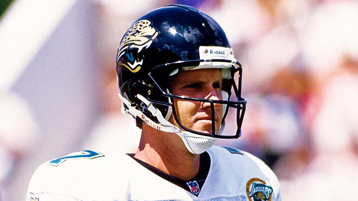 Steve Beuerlein, quarterback dei Jacksonville Jaguars, in campo durante una partita.