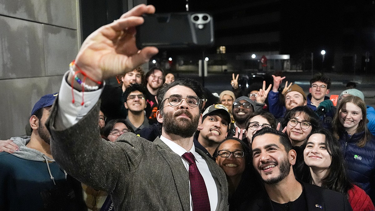 Hasan Piker en Abdul El-Sayed maken een selfie met een groep jonge fans.
