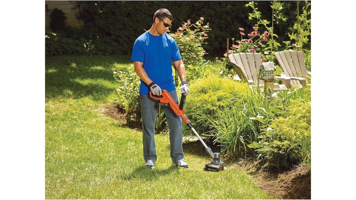 This affordable, lightweight tool cuts pesky weeds quickly.