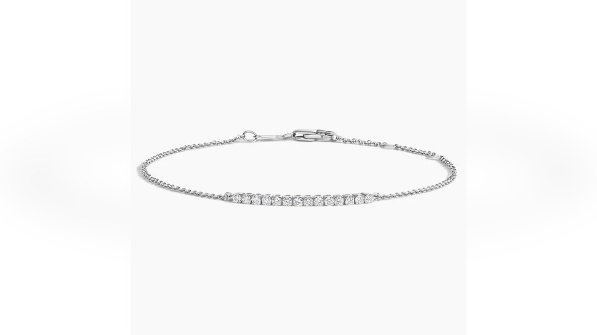 Obtenha uma pulseira de tênis de diamantes sem o alto preço.