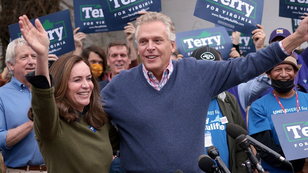 Terry McAuliffe and his wife Dorothy McAuliffe waving