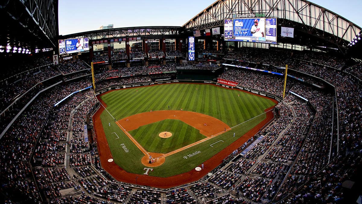 Uma visão geral do jogo entre Texas Rangers e Houston Astros no Globe Life Field em Arlington, Texas.