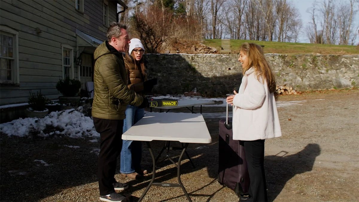 Kat Timpf e Jamie Lissow inspecionam itens de um concorrente