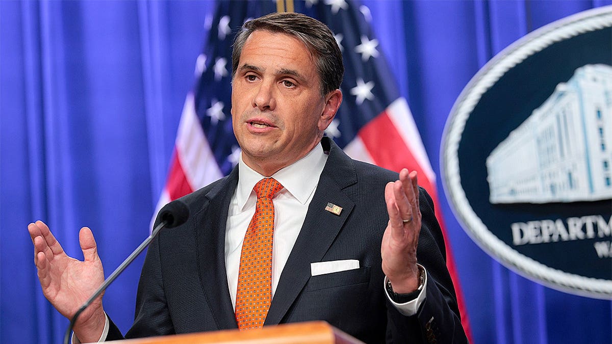 El fiscal general interino de EE. UU., Todd , hablando en una rueda de prensa en un recinto cerrado