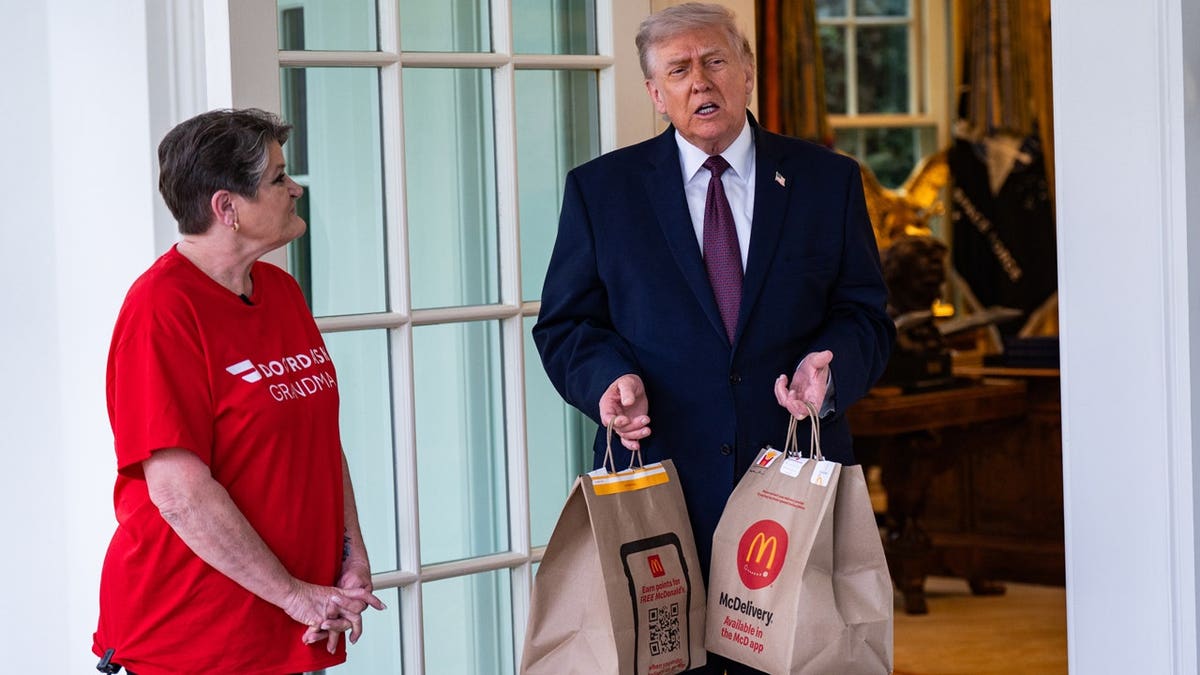 president trump gets handed door dash mcdonalds by driver