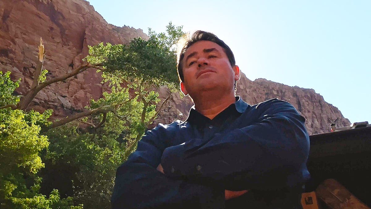 Samuel Bateman de pie en una escena de «Trust Me: The False Prophet», temporada 1