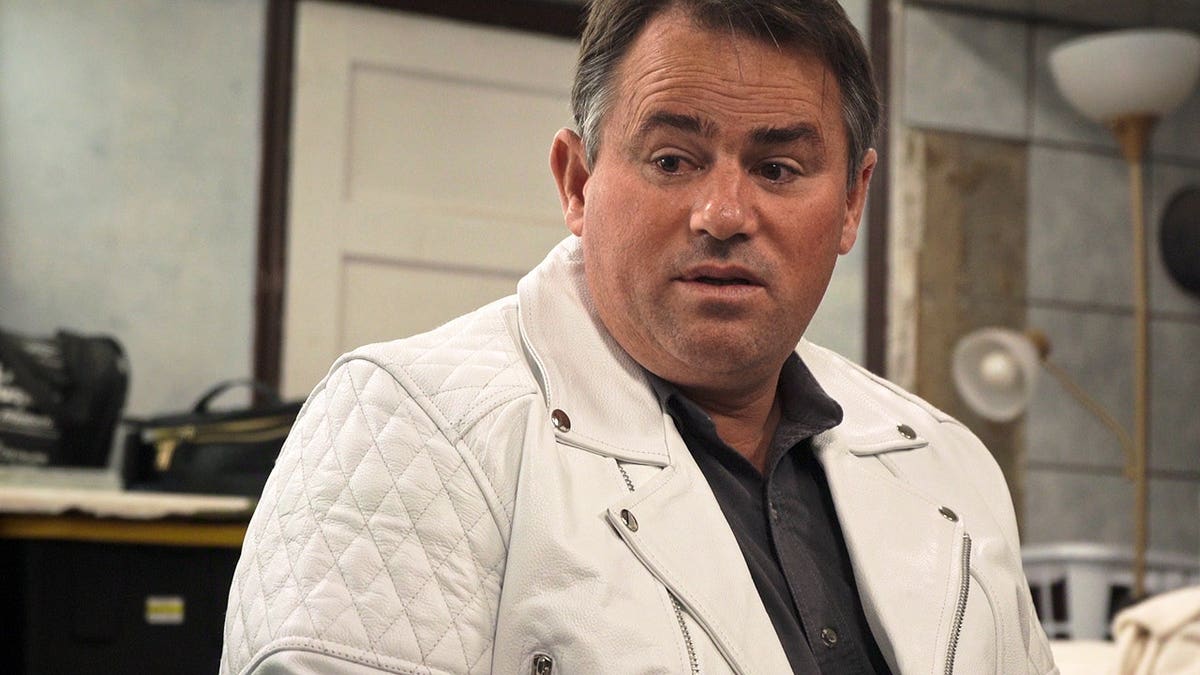 Samuel Bateman de pie en una escena de «Trust Me: The False Prophet», temporada 1