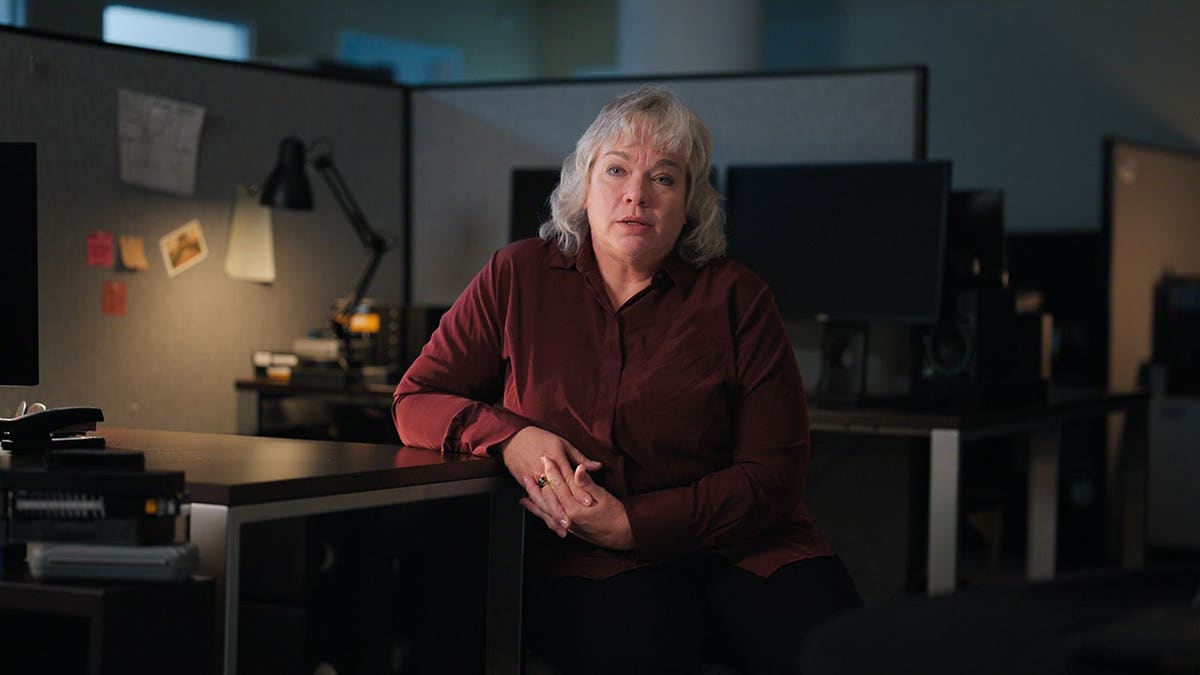 La agente especial Dawn Martin una escena de «Trust Me: The False Prophet», temporada 1