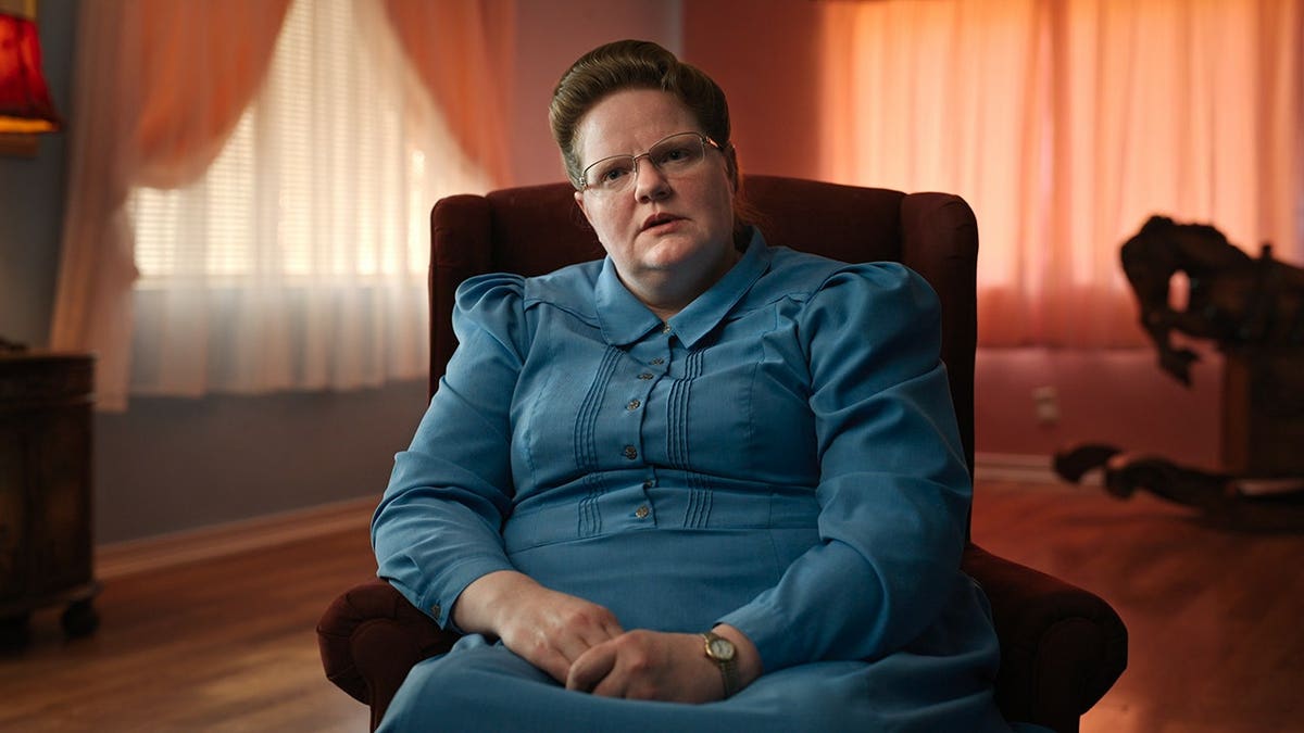 Julia en una escena de «Trust Me: The False Prophet», temporada 1