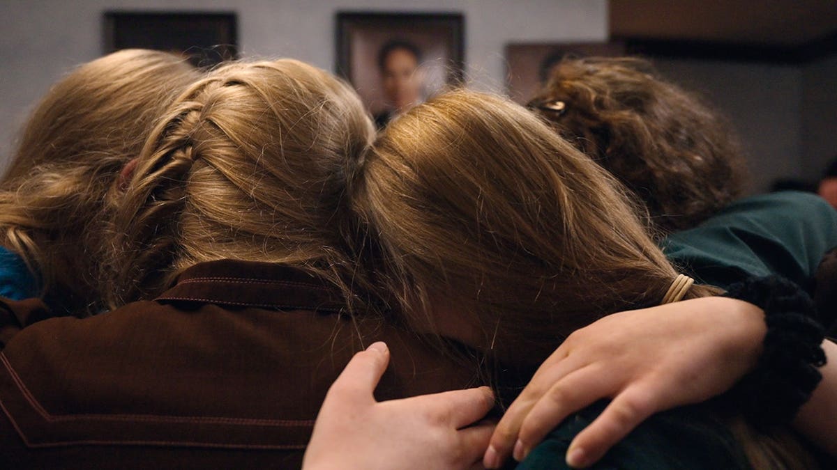 Cartel promocional de la temporada 1 de «Trust Me: The False Prophet»