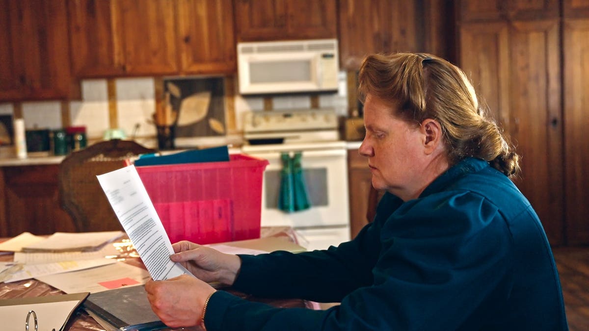 Julia en una escena de «Trust Me: The False Prophet», temporada 1