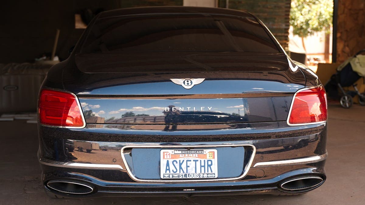 Un primer plano del Bentley de Samuel Bateman.