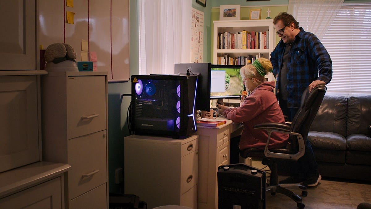 Christine Marie y Tolga Katas en una escena de «Trust Me: The False Prophet», temporada 1