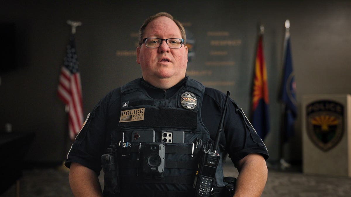 El sargento David en una escena de «Trust Me: The False Prophet», temporada 1