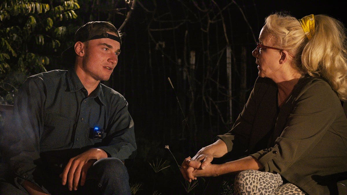 Warren Levi y Christine Marie juntos en una escena de «Trust Me: The False Prophet», temporada 1