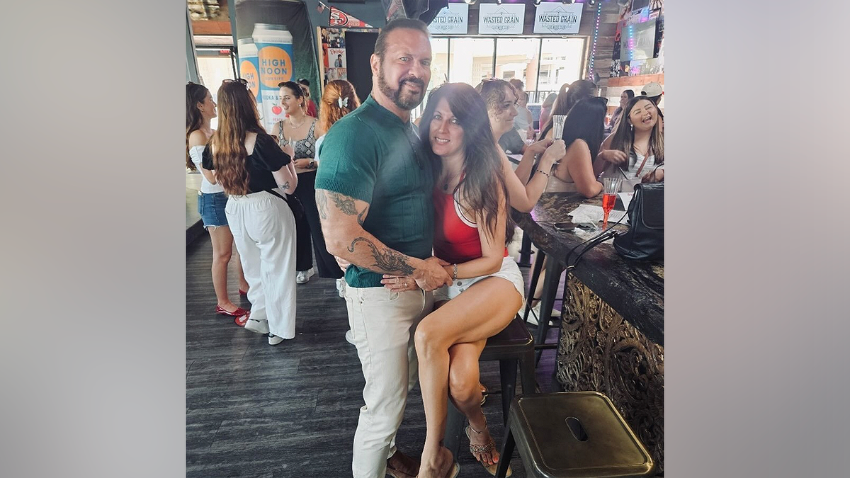 Fraser y Tina Turk posan juntos en un bar en una foto sin fecha