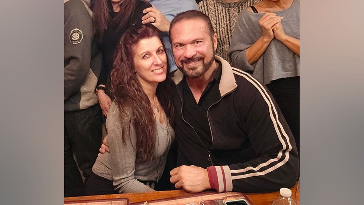 Fraser y Tina Turk están sentados juntos