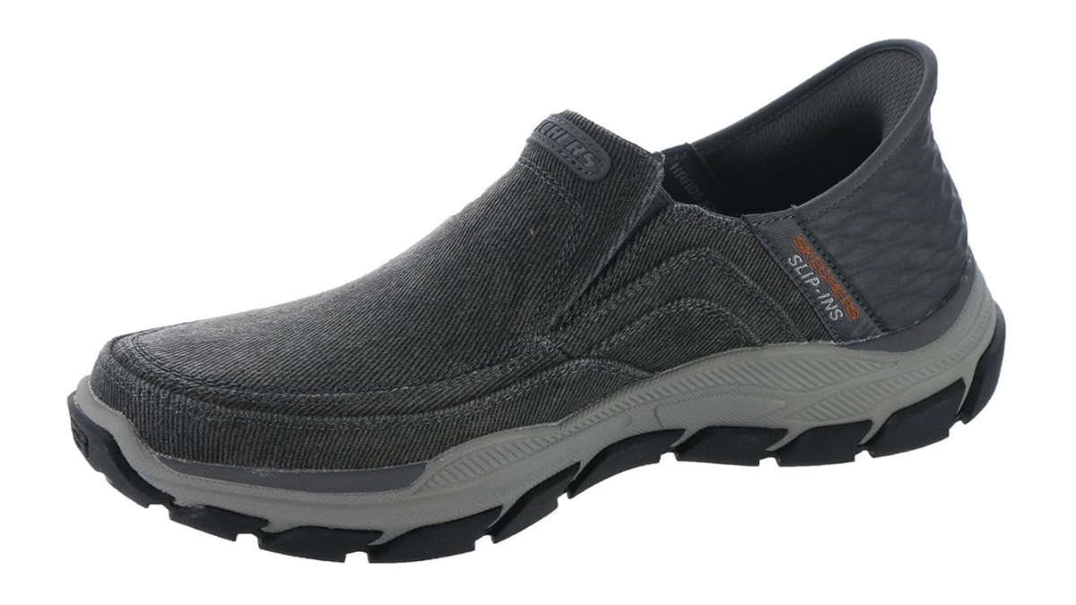 Step in hands-free with Skechers' signature heel pillow.