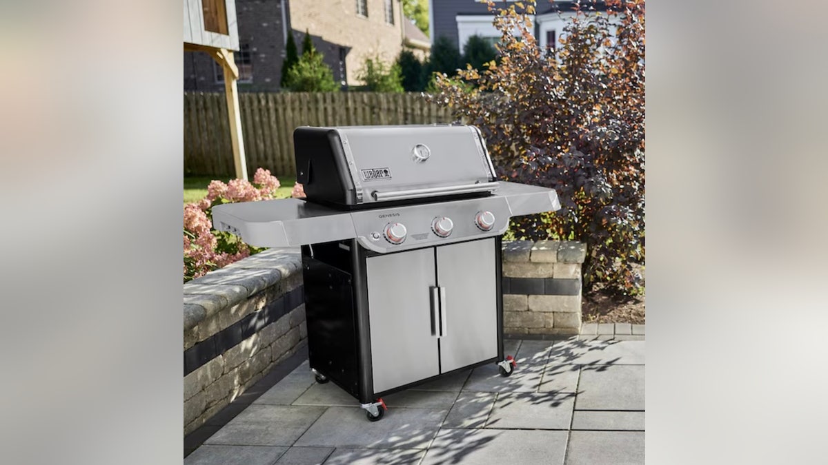 Special grates keep your food juicy.