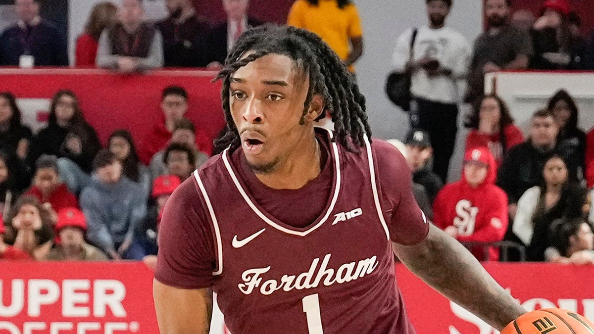 Will Richardson driblando uma bola de basquete na quadra da Carnesecca Arena