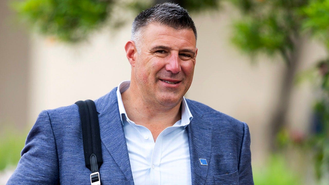 Patriots' Mike Vrabel was never expected at team's pre-draft press  conference