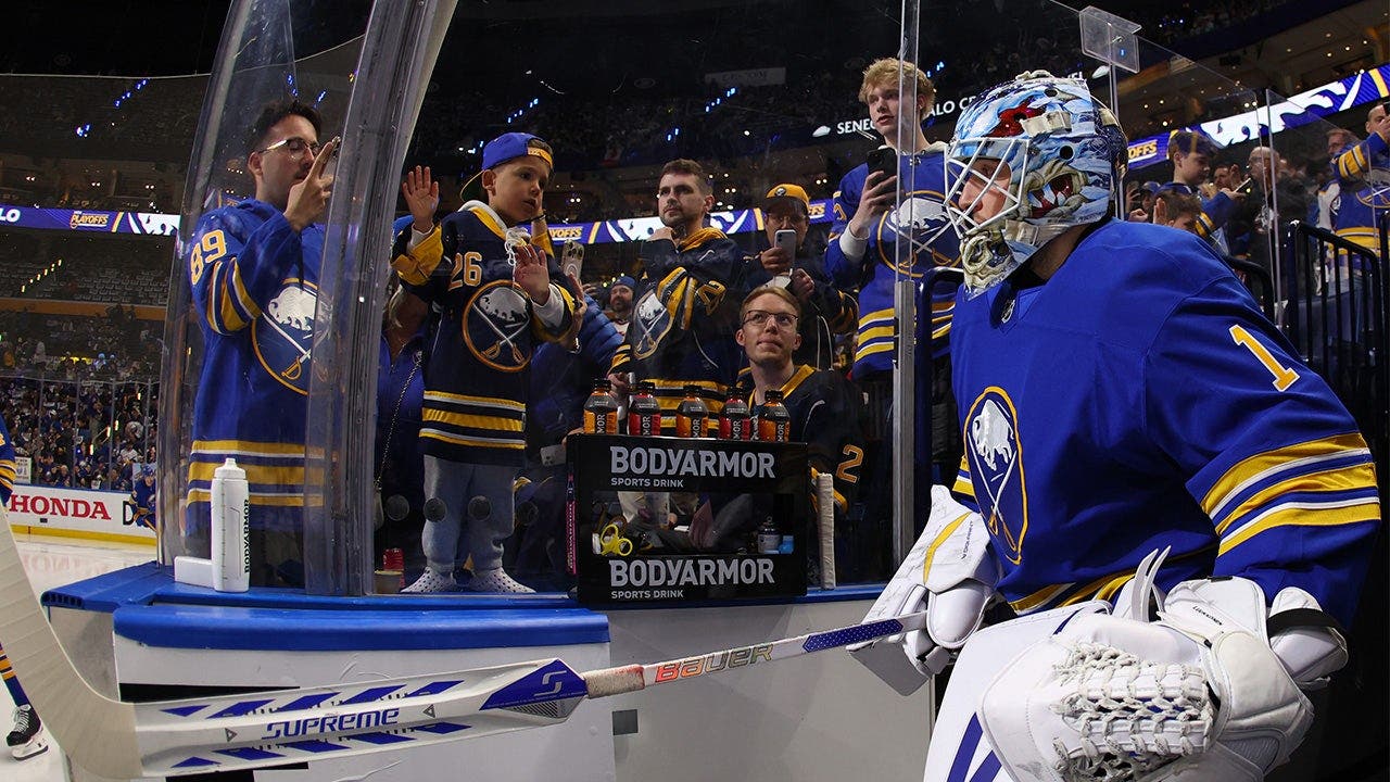 Sabres fans jump in as anthem singer's mic craps out during 'O, Canada'