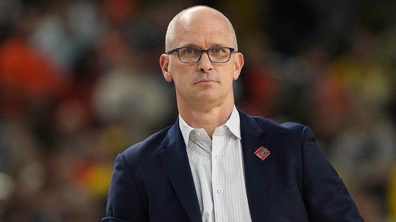 UConn coach Dan Hurley booed by crowd during CBS sideline interview | Fox  News