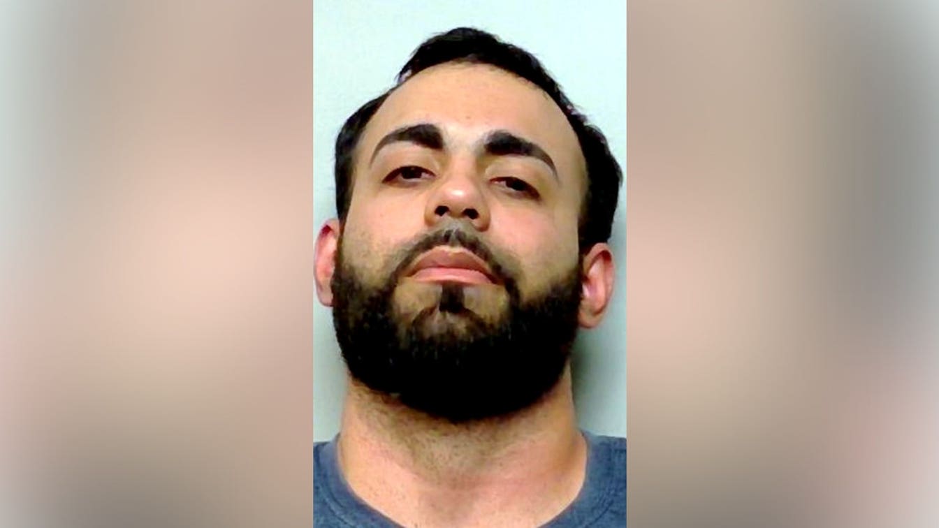 शेरिफ का कहना है कि लापता किशोर फ्लोरिडा में दोषी यौन अपराधी की कोठरी में छिपा हुआ पाया गया