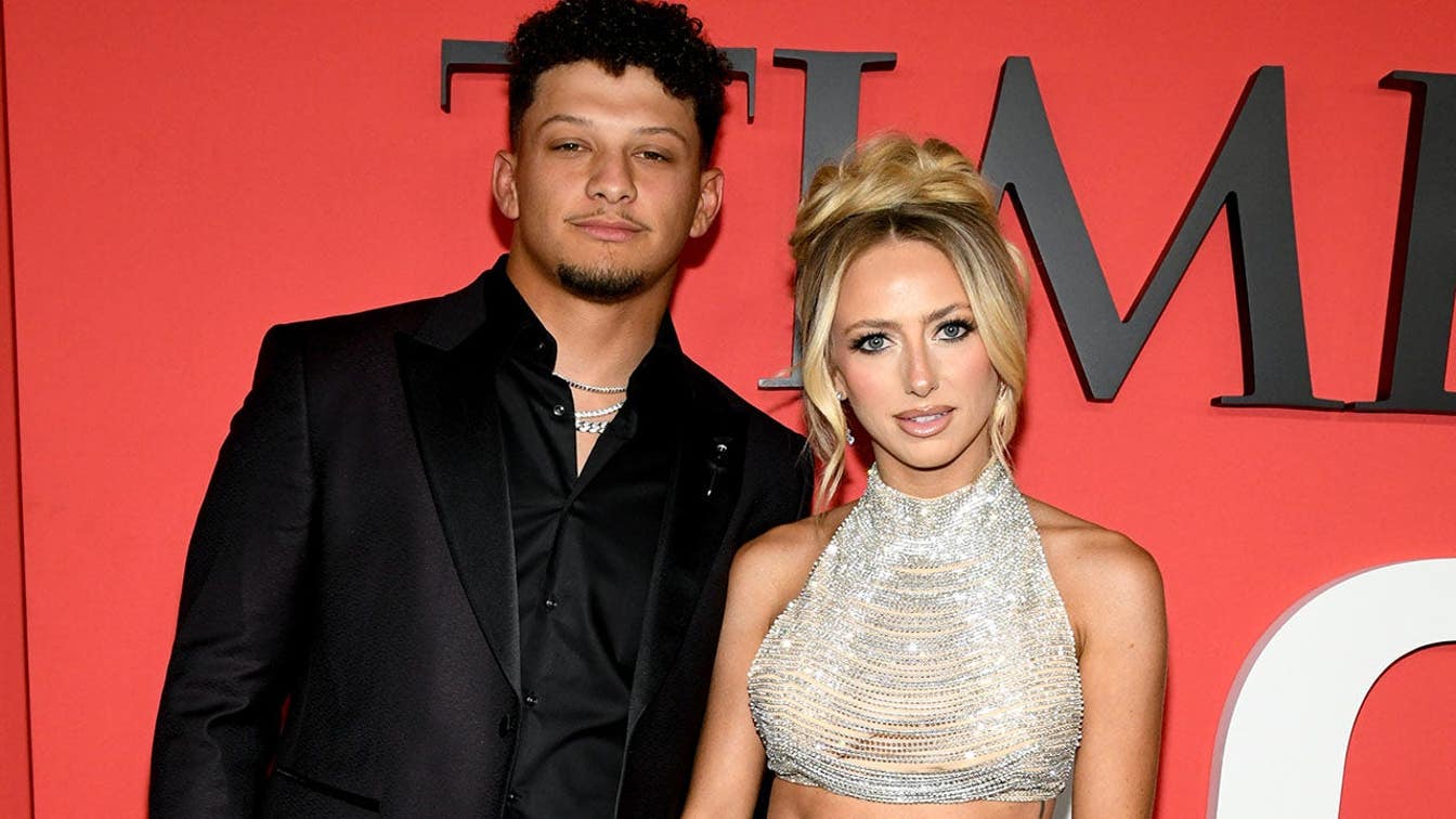 Brittany Mahomes se convierte en vaquera mientras arrastra a Patrick Mahomes al Stagecoach