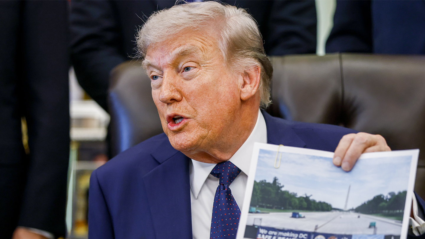 Trump lleva caravana al Reflecting Pool, critica la reparación del desastre de $38M bajo Obama.