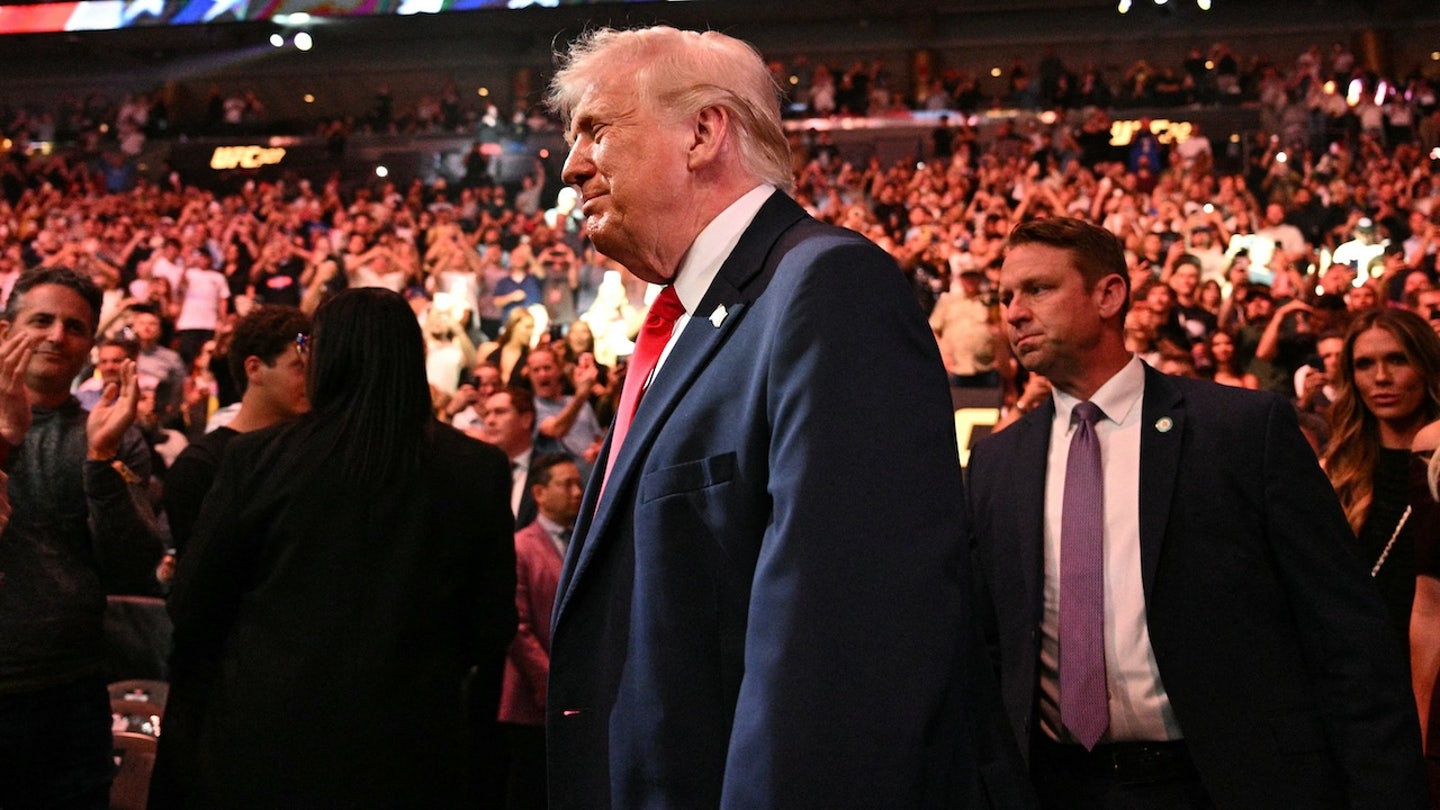 Трампа приветствовали на UFC 327, впервые с начала войны в Иране.