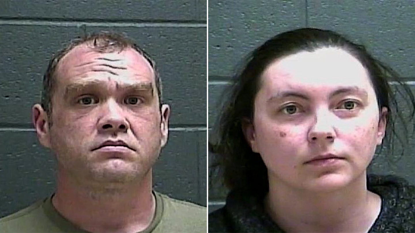 पुलिस का कहना है कि भूखे बच्चे ने गंदे कमरे में मरने से पहले डायपर और ड्राईवॉल खाया, जबकि माता-पिता साफ-सुथरे रहते थे