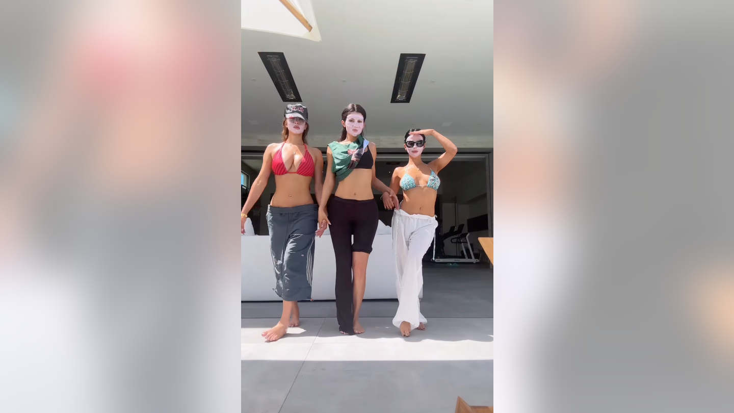 Кайли Дженнер танцует в маске и спортивном бюстгальтере с друзьями, когда в пустыне начинаются выходные Coachella