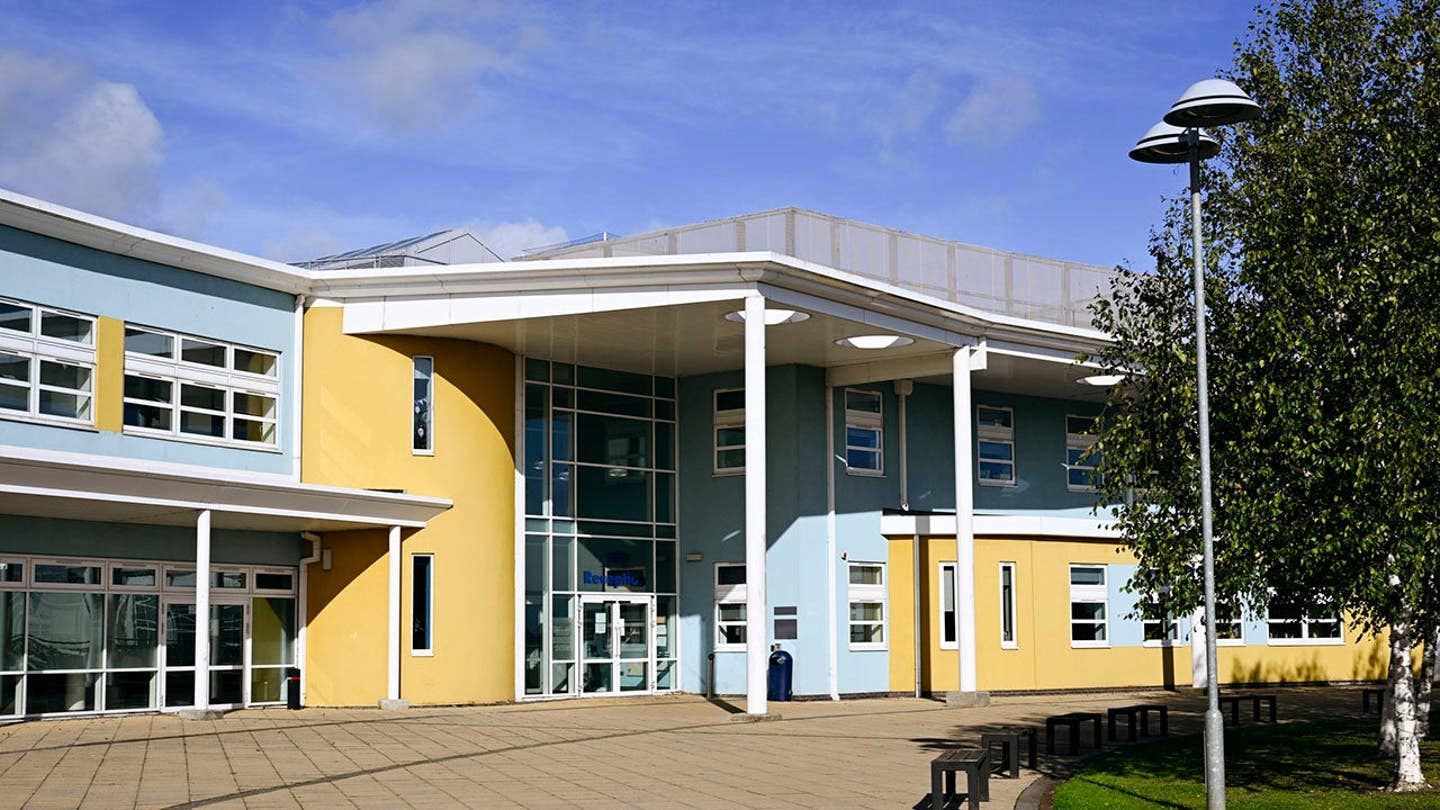 कक्षा में घूमना और खुद को ‘मिलियन-डॉलर वेश्या’ कहना इस बात का संकेत है कि उसके साथ कुछ गड़बड़ है