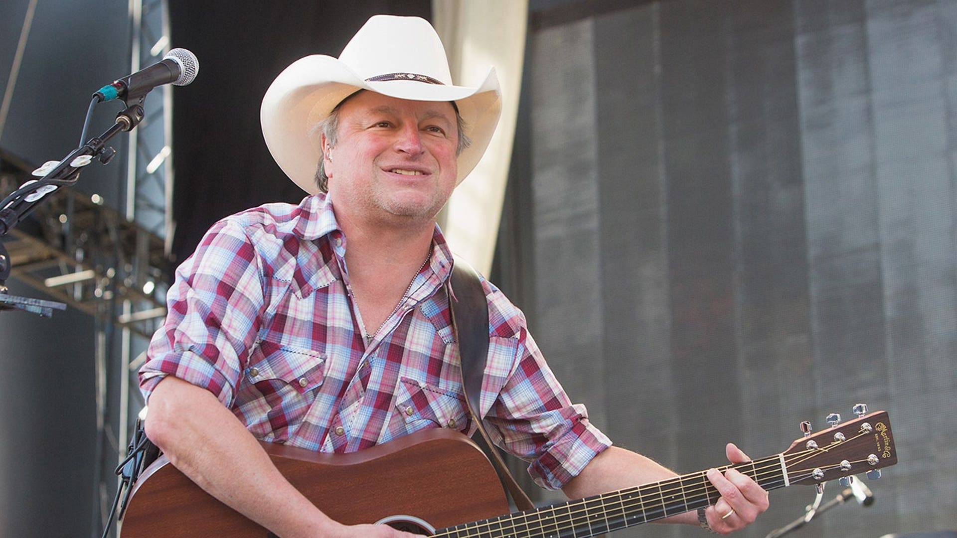 Mark actuando en el escenario del Watershed Music Festival en George, Washington