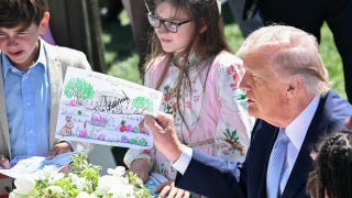 Trump se burla de Biden usar el autopen en un momento que se ha vuelto viral con los niños en el «Easter Egg Roll» de la Casa Blanca