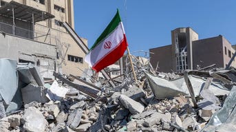 پرچم ایران بر روی تلی از آوار