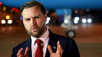 معاون رئیس‌جمهور جی.دی. ونس قبل از سوار شدن به هواپیمای ایر فورس تو با خبرنگاران صحبت می‌کند.