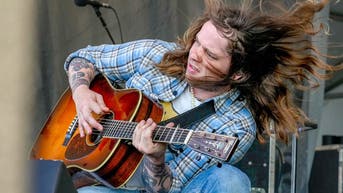 Billy Strings broke his leg skateboarding backstage and heard it 'snap over the screaming crowd' - Fox News