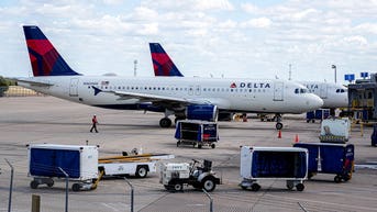 Passenger erupts amid hours-long delay, rips crew before opening emergency exit - Fox News