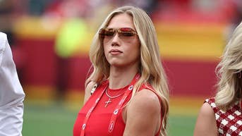 Gracie Hunt, future husband invent a new bench press routine during steamy workout - Fox News