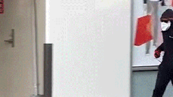 Masked crew armed with hammers raids jewelry store in daytime heist - Fox News