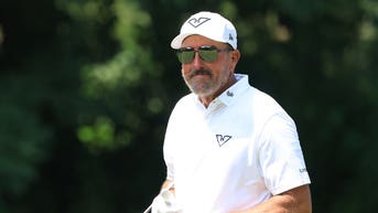 Pro golfer's ex-wife claims Mickelson showed her explicit image, propositioned her - Fox News