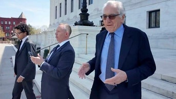 De Niro crashes Supreme Court hearing, blasts Trump's stance on birthright citizenship - Fox News