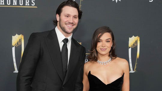 ¡Hailee Steinfeld se vuelve loca durante el emocionante partido del MNF, Ochocinco descubre a Madison Beer y se desata la FURIA DE LAS NOVIAS DE LOS DEPORTISTAS!
