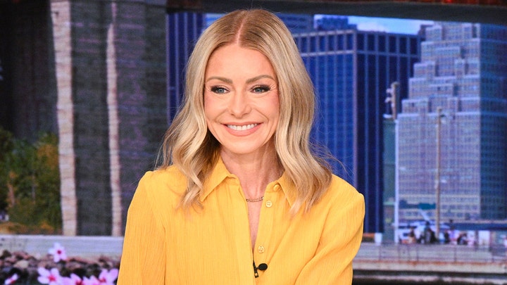 Kelly Ripa and Mark Consuelos leave their Upper East Side Apartment