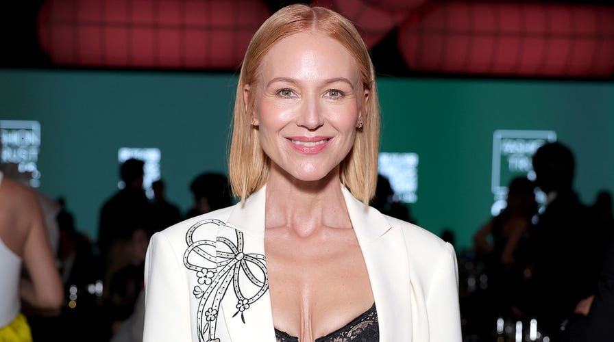 Jewel details what her off-the-grid childhood in Alaska was like